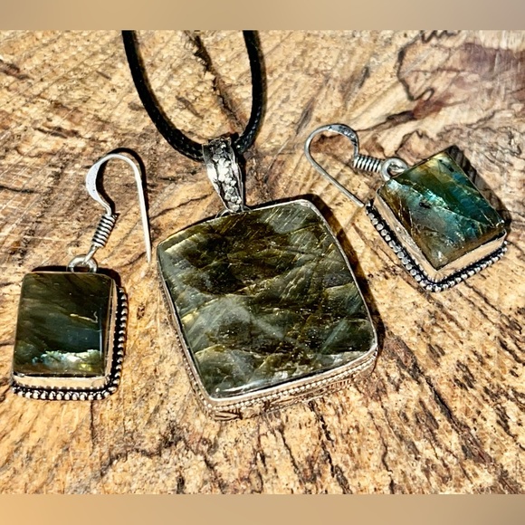 Labradorite Pendant & Earrings Set - Picture 11 of 13
